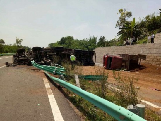 自隆高速自贡境内&nbsp;两货车相撞致1死1伤(图3)