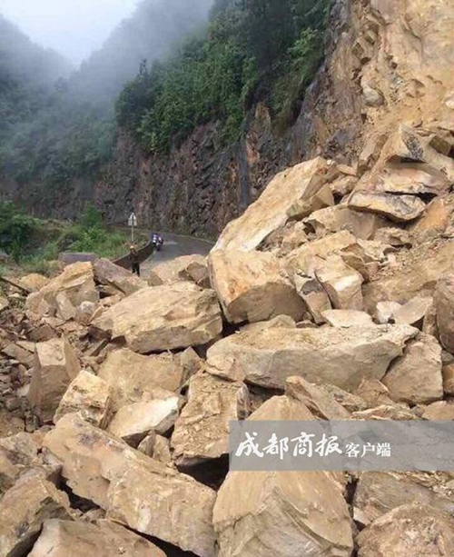 泸州古蔺至贵州金沙山体滑坡&nbsp;道路完全中断(图1)