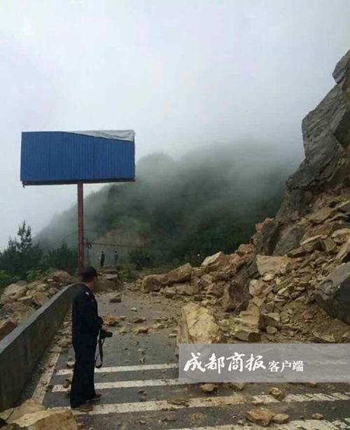 泸州古蔺至贵州金沙山体滑坡&nbsp;道路完全中断(图2)