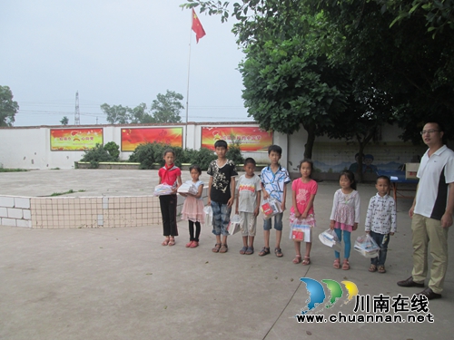 泸州石寨爱心人士为贫困儿童送“精神食粮”(图1)
