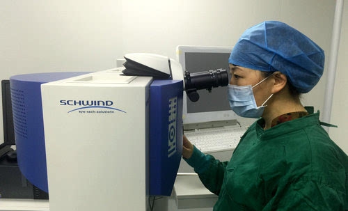 西南医大附院开展“全激光”TransPRK手术(图1)