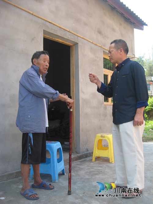 众人爱心大接力&nbsp;泸州通滩八旬特困老人住新房(图1)