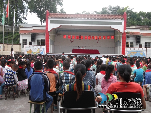 泸县仙佛学校、毗卢派出所联合举办法制知识讲座(图1) 泸县仙佛学校、毗卢派出所联合举办法制知识讲座(图1)