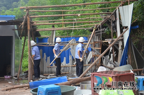 泸州华阳街道强制拆除违建“临时饭点”(图1) 泸州华阳街道强制拆除违建“临时饭点”(图1)