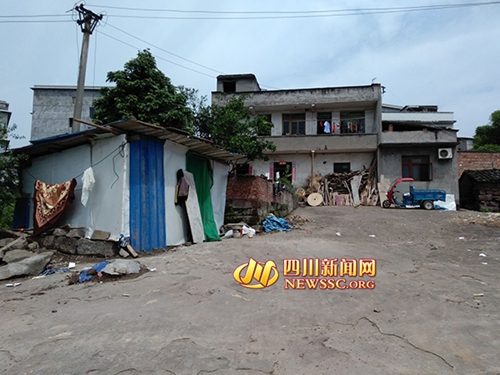 泸州:儿子住楼房瘫痪母亲住铁皮屋惹怒众人(图1) 泸州:儿子住楼房瘫痪母亲住铁皮屋惹怒众人(图1)