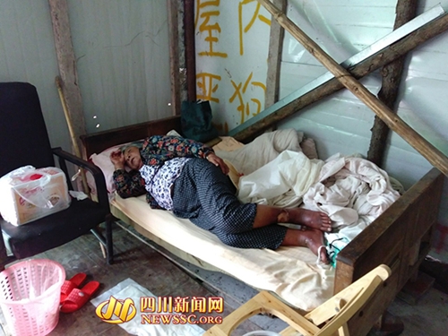 泸州:儿子住楼房瘫痪母亲住铁皮屋惹怒众人(图2) 泸州:儿子住楼房瘫痪母亲住铁皮屋惹怒众人(图2)