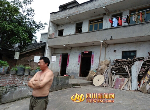 泸州:儿子住楼房瘫痪母亲住铁皮屋惹怒众人(图3) 泸州:儿子住楼房瘫痪母亲住铁皮屋惹怒众人(图3)