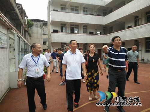 省卫计委主任沈骥莅叙永水尾镇中心小学视察(图1)