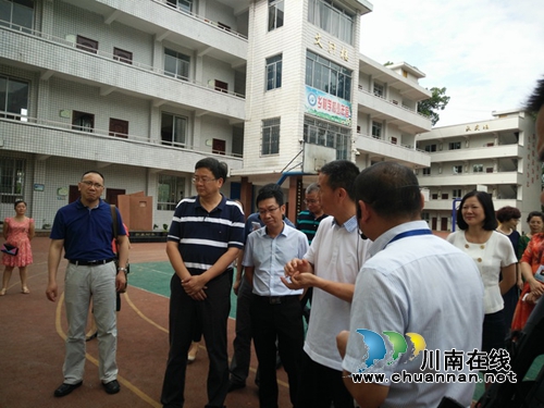 省卫计委主任沈骥莅叙永水尾镇中心小学视察(图2)
