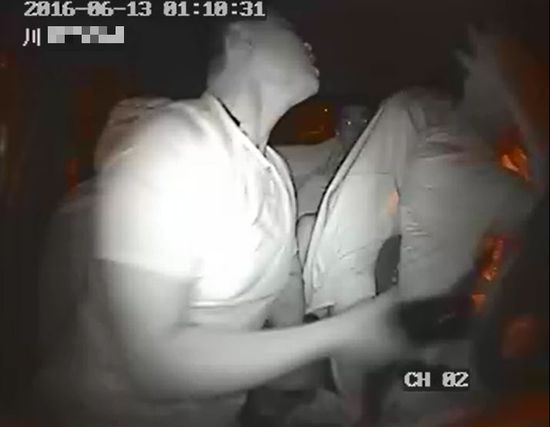 男子殴打泸州的哥 叫嚣“敢报案的话杀全家”(图2) 男子殴打泸州的哥 叫嚣“敢报案的话杀全家”(图2)