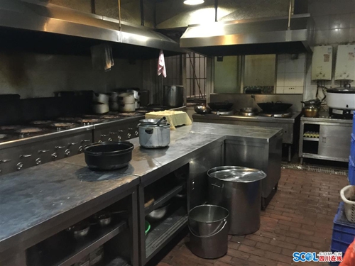 泸州一餐馆现奇葩:点杀一只活鸡吃出两个鸡头(图3) 泸州一餐馆现奇葩:点杀一只活鸡吃出两个鸡头(图3)