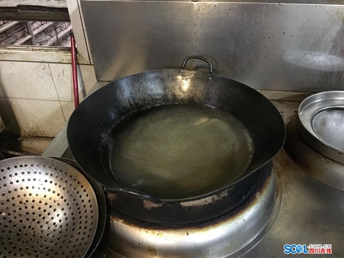 泸州一餐馆现奇葩:点杀一只活鸡吃出两个鸡头(图4) 泸州一餐馆现奇葩:点杀一只活鸡吃出两个鸡头(图4)