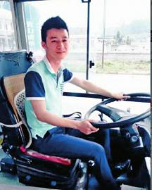 泸州男生病欲跳桥轻生 公交司机停车相救(图1) 泸州男生病欲跳桥轻生 公交司机停车相救(图1)