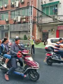 宜宾交警“举线哥”撑爆朋友圈(图1) 宜宾交警“举线哥”撑爆朋友圈(图1)