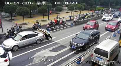宜宾交警“举线哥”撑爆朋友圈(图2) 宜宾交警“举线哥”撑爆朋友圈(图2)