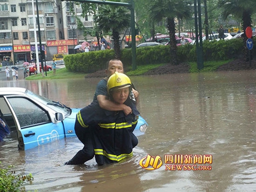 暴雨淹路出租车熄火 宜宾消防背出受困乘客(图1) 暴雨淹路出租车熄火 宜宾消防背出受困乘客(图1)