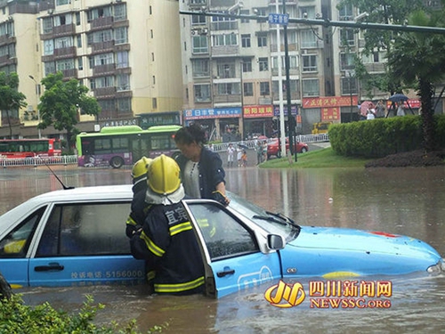 暴雨淹路出租车熄火 宜宾消防背出受困乘客(图2) 暴雨淹路出租车熄火 宜宾消防背出受困乘客(图2)