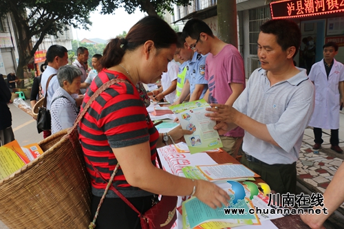 泸县潮河镇开展安全生产月宣传活动(图1) 泸县潮河镇开展安全生产月宣传活动(图1)