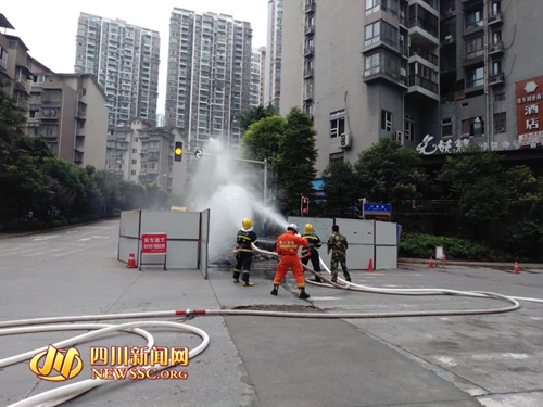 泸州城西燃气主管被挖破 部门联动火速“排雷”(图2) 泸州城西燃气主管被挖破 部门联动火速“排雷”(图2)