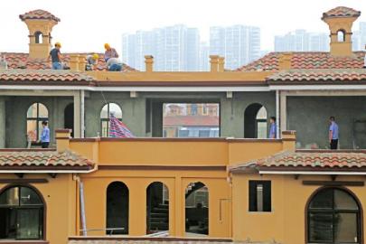 楼顶加盖两层小楼&nbsp;泸州“最牛违建楼”被拆除(图1)