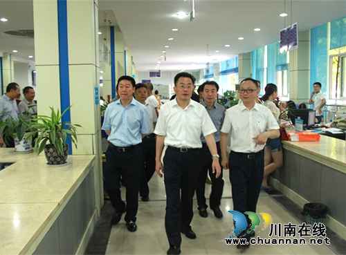 市长刘强指导泸州国税“营改增”申报月工作(图1)