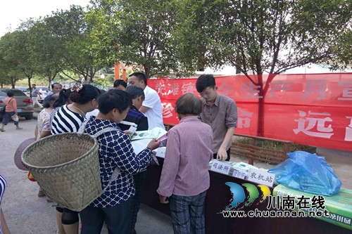 合江县先滩镇开展“6.26”禁毒宣传活动(图1)