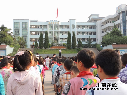 叙永江门：“城乡环境突出问题专项整治”进校园(图2)