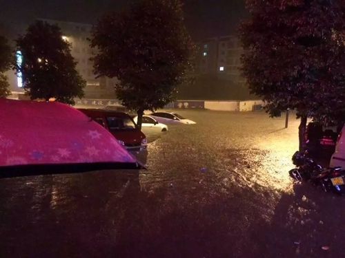四川11市有暴雨&nbsp;泸州城区多处内涝车辆遭淹(图1)