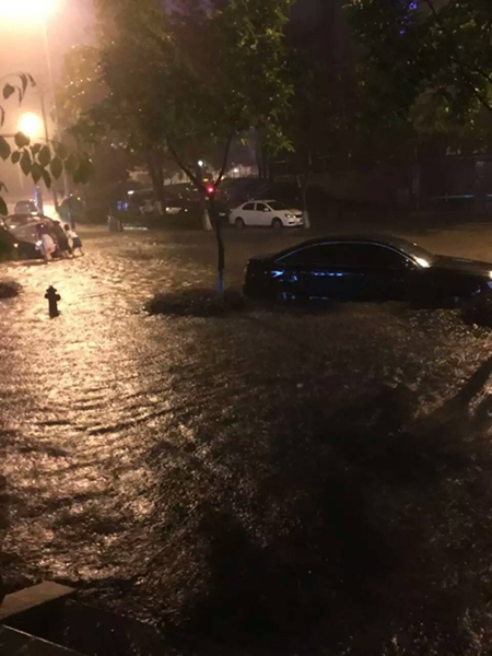 四川11市有暴雨&nbsp;泸州城区多处内涝车辆遭淹(图3)