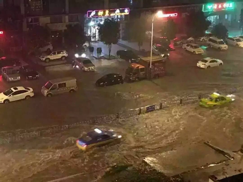 四川11市有暴雨&nbsp;泸州城区多处内涝车辆遭淹(图2)