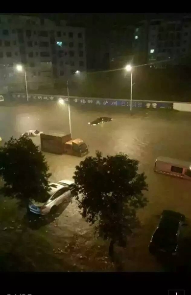 四川11市有暴雨&nbsp;泸州城区多处内涝车辆遭淹(图6)