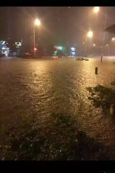 四川11市有暴雨&nbsp;泸州城区多处内涝车辆遭淹(图5)