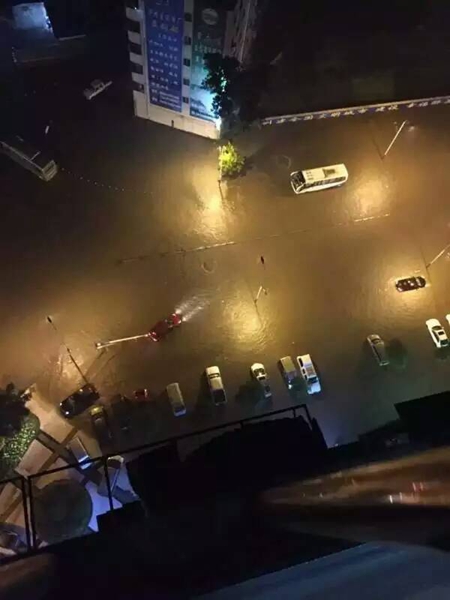四川11市有暴雨&nbsp;泸州城区多处内涝车辆遭淹(图4)