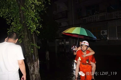 泸州市境内普降暴雨&nbsp;消防全力营救(图2)