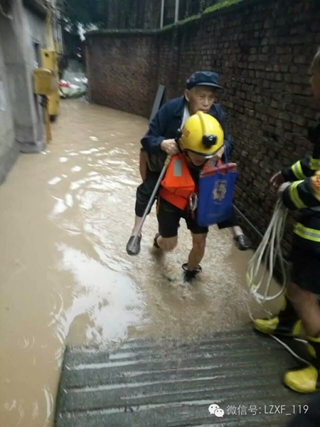 泸州市境内普降暴雨&nbsp;消防全力营救(图9)