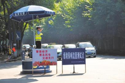 领导班子上路执勤&nbsp;自贡交警开展“夏季攻势”(图1)