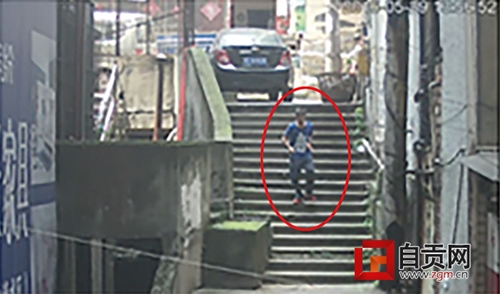 抢钱后“遁身”黑巷子&nbsp;内江男被“天网”锁住(图1)