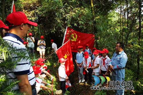 泸州纳溪:棉花坡战场发放“爱心礼包”(图2) 泸州纳溪:棉花坡战场发放“爱心礼包”(图2)