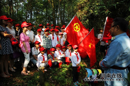 泸州纳溪:棉花坡战场发放“爱心礼包”(图1) 泸州纳溪:棉花坡战场发放“爱心礼包”(图1)