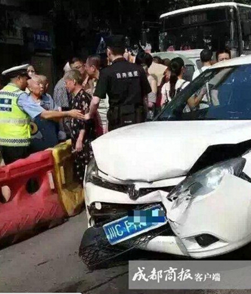 自贡女司机撞人未刹车 老人被拖行数十米后死亡(图1) 自贡女司机撞人未刹车 老人被拖行数十米后死亡(图1)