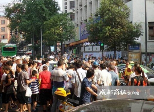 自贡女司机撞人未刹车 老人被拖行数十米后死亡(图2) 自贡女司机撞人未刹车 老人被拖行数十米后死亡(图2)