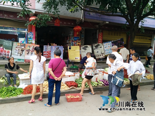 宜宾林丰乡开展国际禁毒日宣传活动(图1)