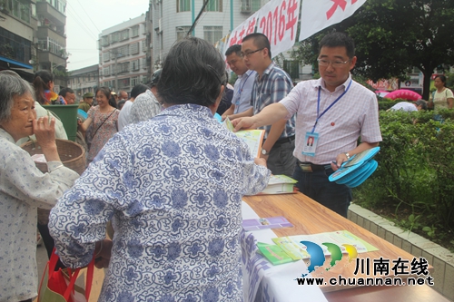 泸县喻寺镇开展安全生产月宣传活动(图1) 泸县喻寺镇开展安全生产月宣传活动(图1)
