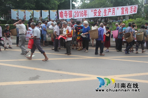 泸县喻寺镇开展安全生产月宣传活动(图2) 泸县喻寺镇开展安全生产月宣传活动(图2)