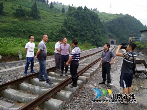 古蔺县长陈廷俊率队检查古蔺地灾防治工作(图1)