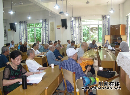 纳溪区组织离退休老干部学习“两个文件”(图3) 纳溪区组织离退休老干部学习“两个文件”(图3)