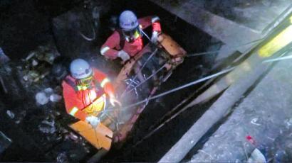 自贡:清理地下垃圾库中毒 两清洁工一死一伤(图1) 自贡:清理地下垃圾库中毒 两清洁工一死一伤(图1)