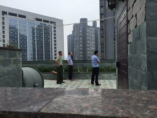 直击：今午一跳楼小伙被泸州龙马警方解救过程(图10)