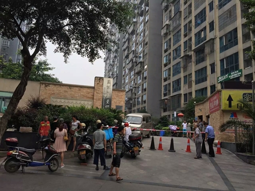 直击：今午一跳楼小伙被泸州龙马警方解救过程(图3)