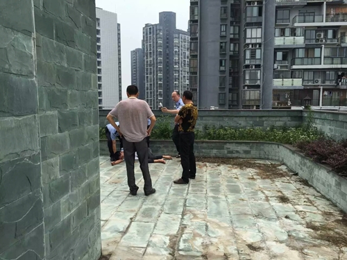 直击：今午一跳楼小伙被泸州龙马警方解救过程(图11)